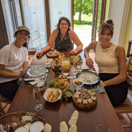 pranzo al tartufo con tartufi freschi e calice di vino