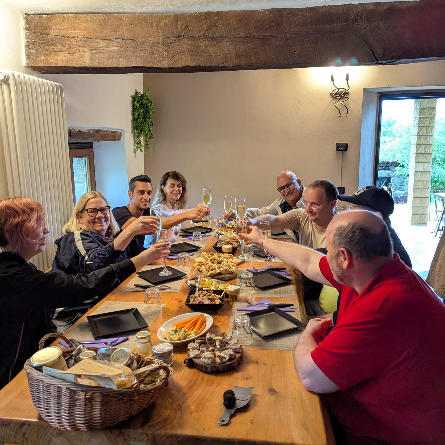 Gruppo felice brinda dopo caccia al tartufo
