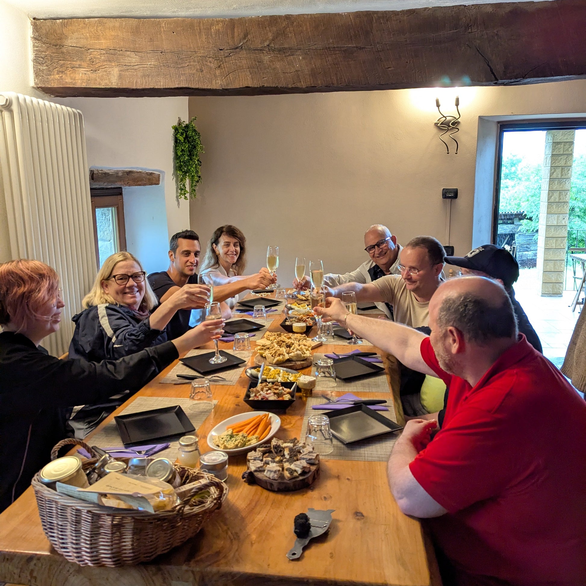 Gruppo felice brinda dopo caccia al tartufo