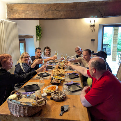 Gruppo felice brinda dopo caccia al tartufo