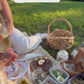 Trüffelpicknick in einer Trüffelplantage im Apennin